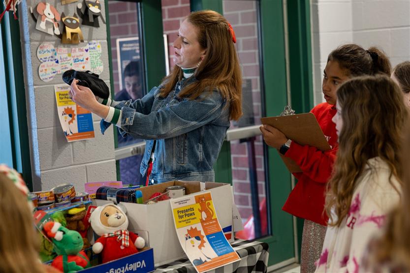 Students make donations for animal shelter